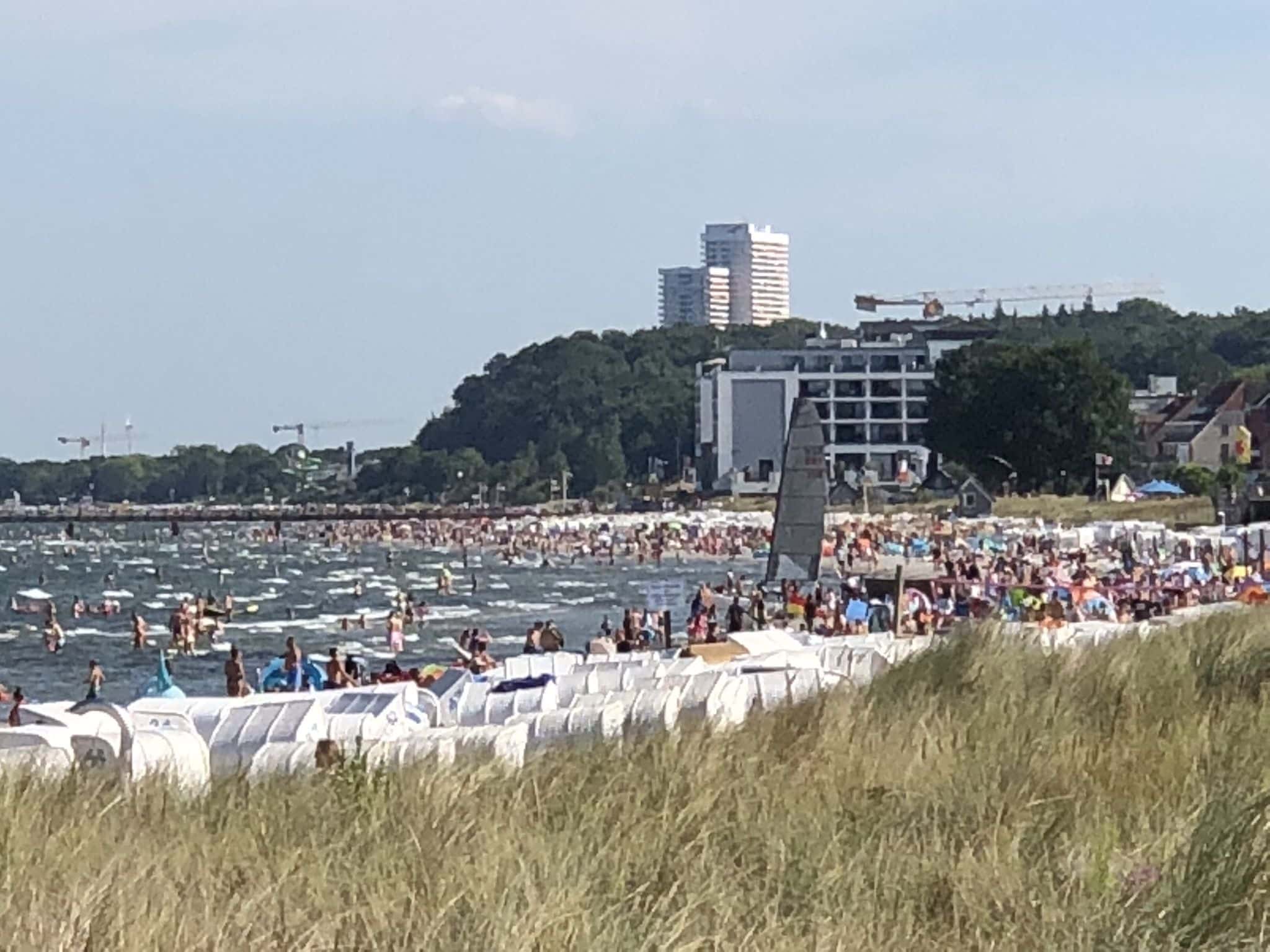 Volle, volle, hoge zomer in Scharbeutz: op sommige zomerdagen kun je geen voet op het strand op de grond krijgen. Foto: Sascha Tegtmeyer