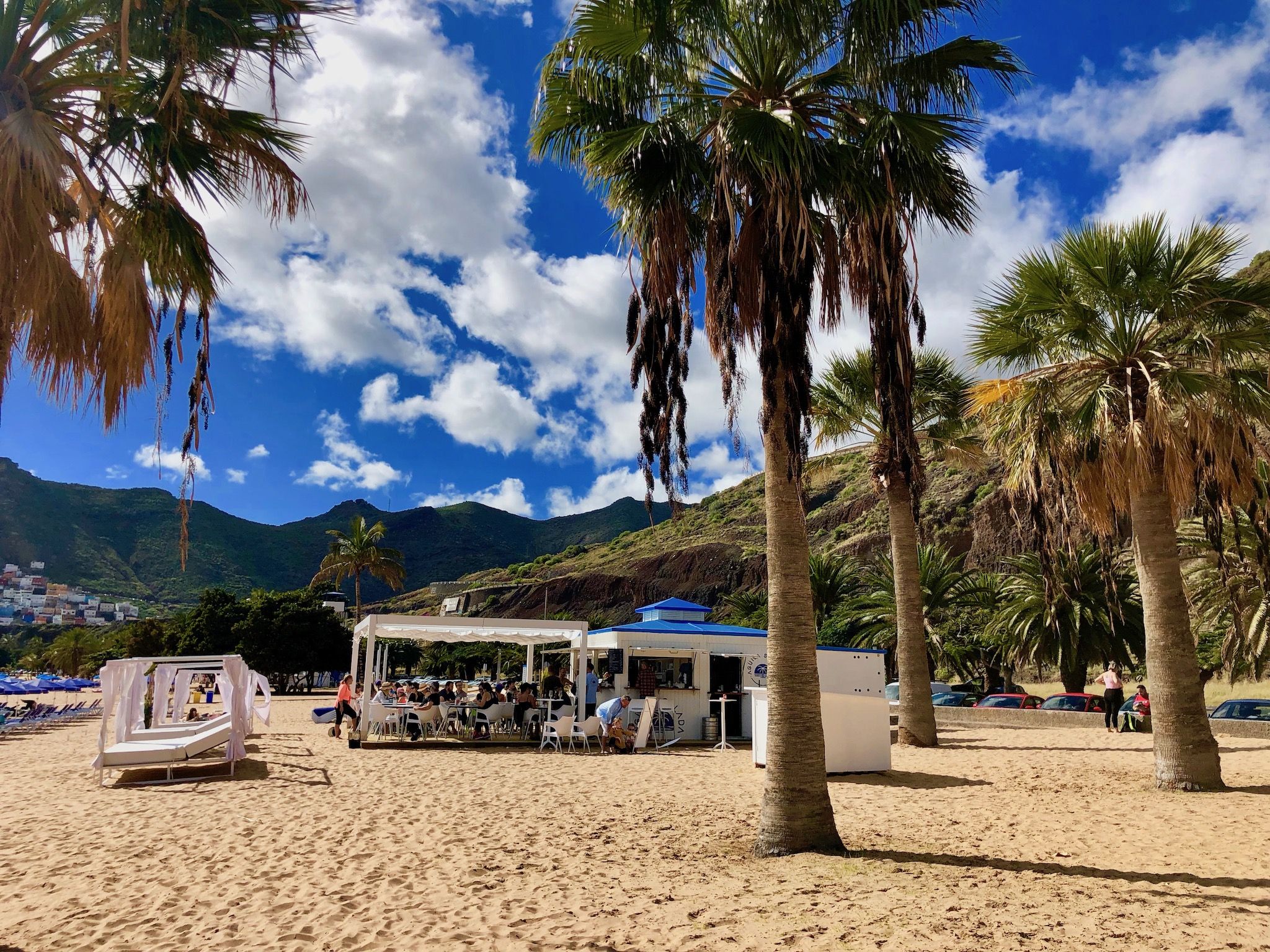 At the Playa de las Teresitas beach you can also get something to eat in a relaxed and relatively cheap way - we recommend the Ensaladilla. Photo: Sascha Tegtmeyer