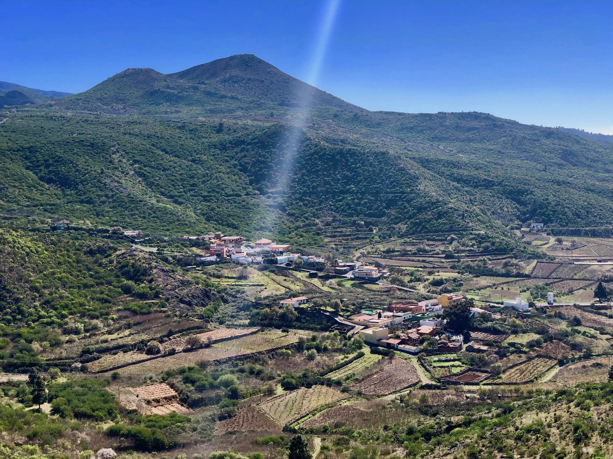Para mí uno de los rincones más bonitos de Tenerife: vista de las Montañas Negras cerca de Santiago del Teide. Foto: Sascha Tegtmeyer