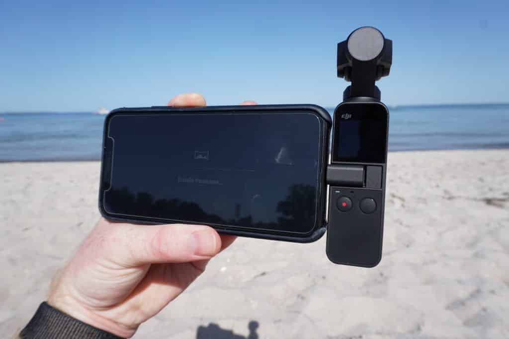 Angedockt an ein iPhone lässt sich der Osmo Pocket direkt über das Smartphone steuern – und die Bilder werden sofort übertragen. Foto: Sascha Tegtmeyer
