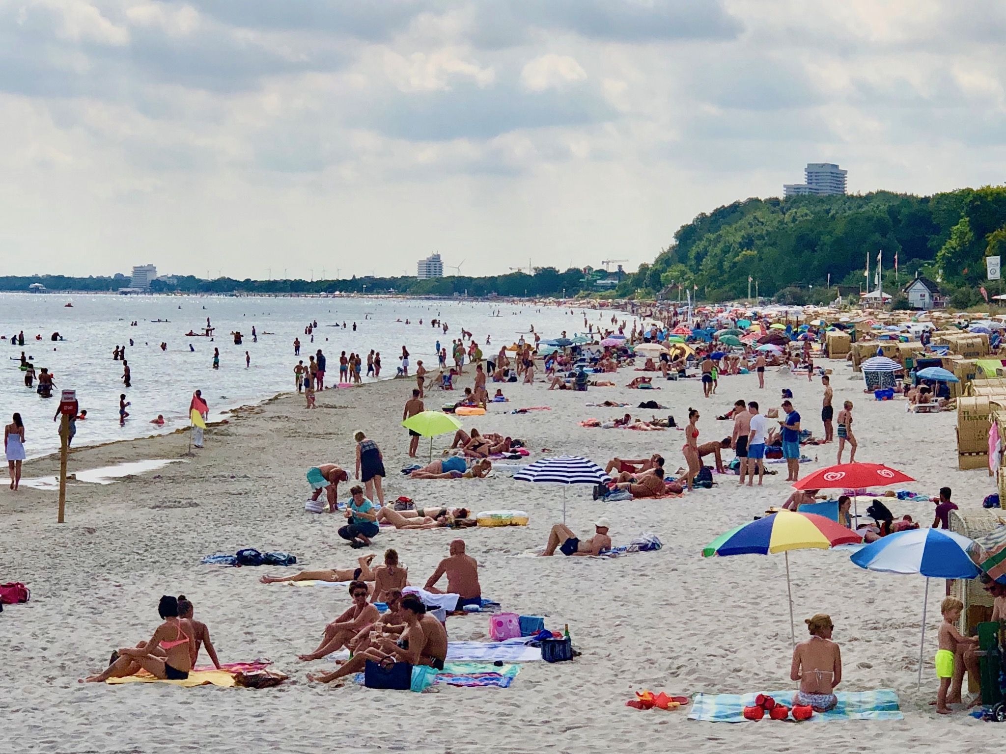 Het strand in Scharbeutz in de zomer: op sommige dagen kunt u het water niet zien voor de zwemmers - zwemmen in de Baltische Zee is niet zonder gevaren. Foto: Sascha Tegtmeyer