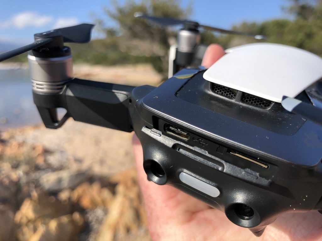 DJI Mavic Air Test – auf Reisen mit Drohne in die Vogelperspektive? 10 Die Mavic Air hat einen USB C Anschluss und einen MicroSD Slot. Foto: Sascha Tegtmeyer