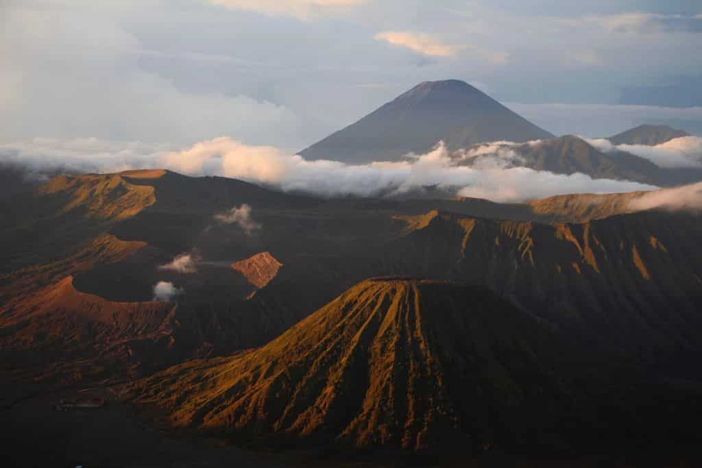 Das wirtschaftliche Zentrum Indonesiens zeichnet sich durch seine Vulkane aus. Foto: Unsplash