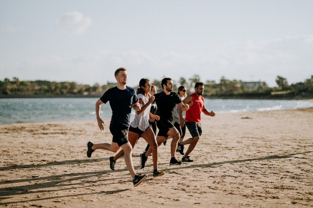 Beim Joggen am Strand gibt es einiges zu beachten – Fitness- und Erholungsfaktor sind hoch, die Verletzungsgefahr leider auch. Foto: Unsplash