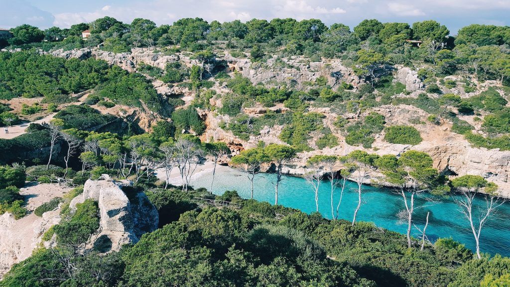 Abgelegene Bucht auf Mallorca: In der Nebensaison habt Ihr diese idyllischen kleinen Stränden manchmal noch fast für Euch allein. Foto: Unsplash