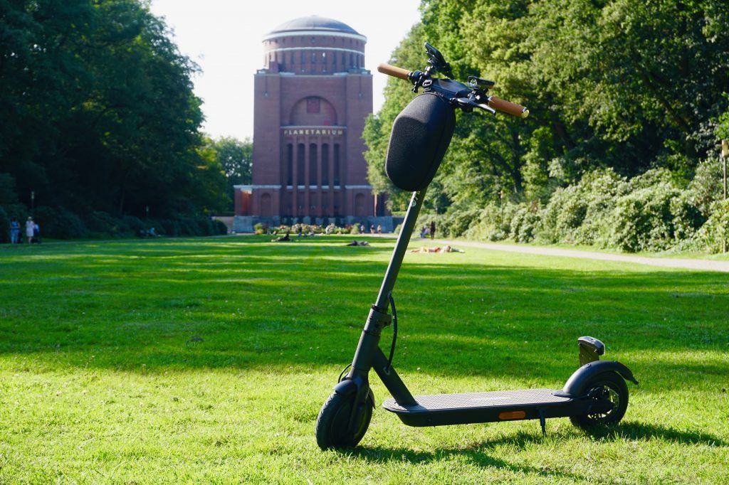 E-Scooter im Test: Was können die flinken Roller wirklich? Im Bild: der IO Hawk Sparrow Legal vor dem Planetarium in Hamburg. Foto: Sascha Tegtmeyer