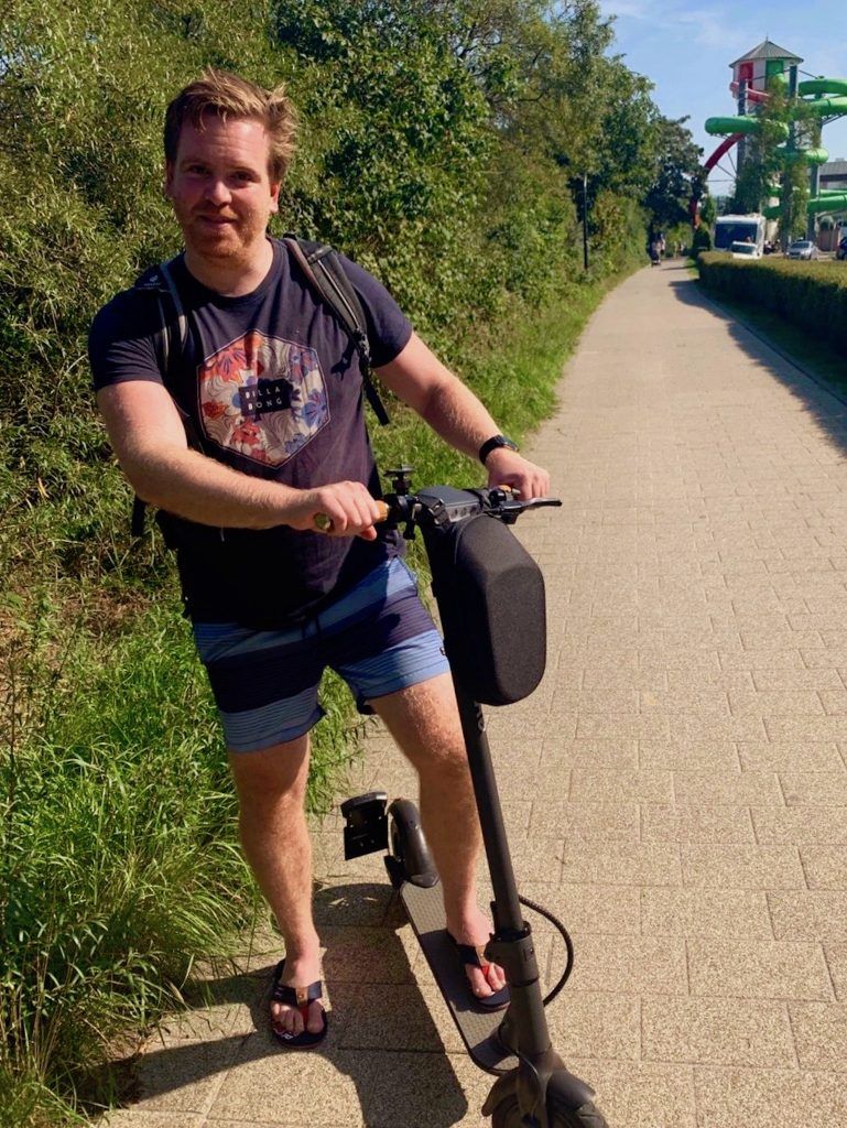 Mit dem E-Scooter auf der Promenade in Scharbeutz unterwegs – perfektes Fortbewegungsmittel im Urlaubsort. Foto: Luisa Praetorius