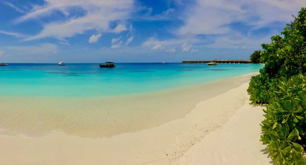 Het strand aan de van de golven afgekeerde kant van Coco Bodu Hithi. Foto: Sascha Tegtmeyer Reisverslag Coco Bodu Hithi Maldives-ervaringen