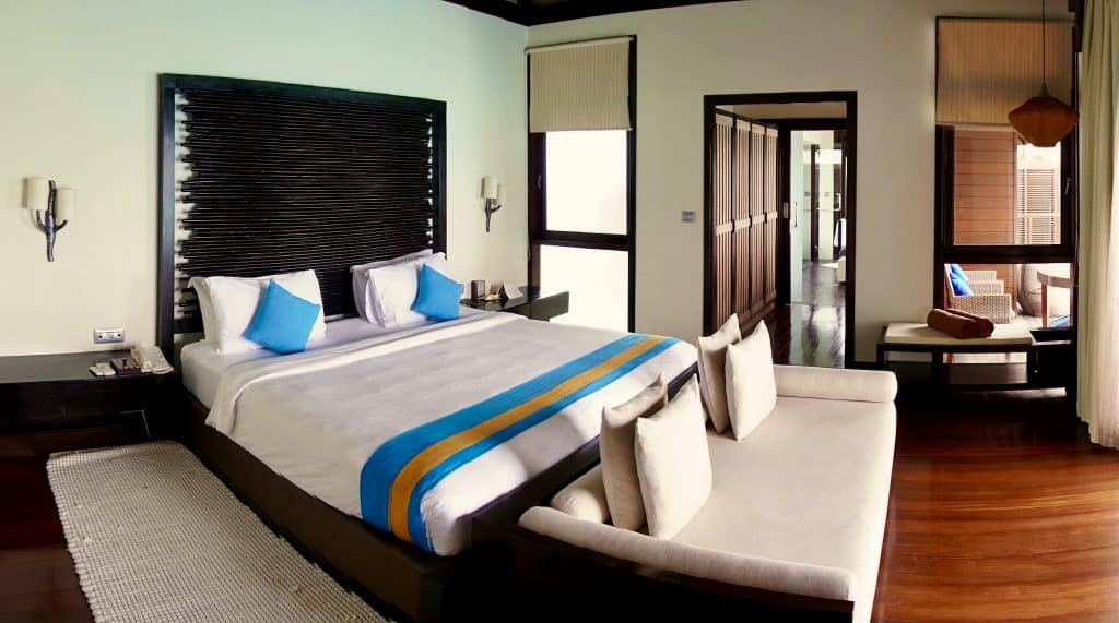 Dormitorio de una villa de agua con vistas despejadas al mar: la mejor vista después de despertarse. Foto: Sascha Tegtmeyer Informe de viaje Coco Bodu Hithi Maldives experiencias