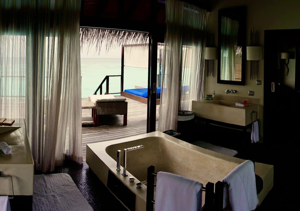 Bath of an Escape Water Villa: Bathing in the sea, in the whirlpool or bathtub - if you have the choice, .. Photo: Sascha Tegtmeyer Travel report Coco Bodu Hithi Maldives experiences