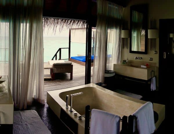 Bad einer Escape Water Villa: Baden im Meer, im Whirlpool oder Badewanne – wer die Wahl hat,.. Foto: Sascha Tegtmeyer Reisebericht Coco Bodu Hithi Malediven Erfahrungen