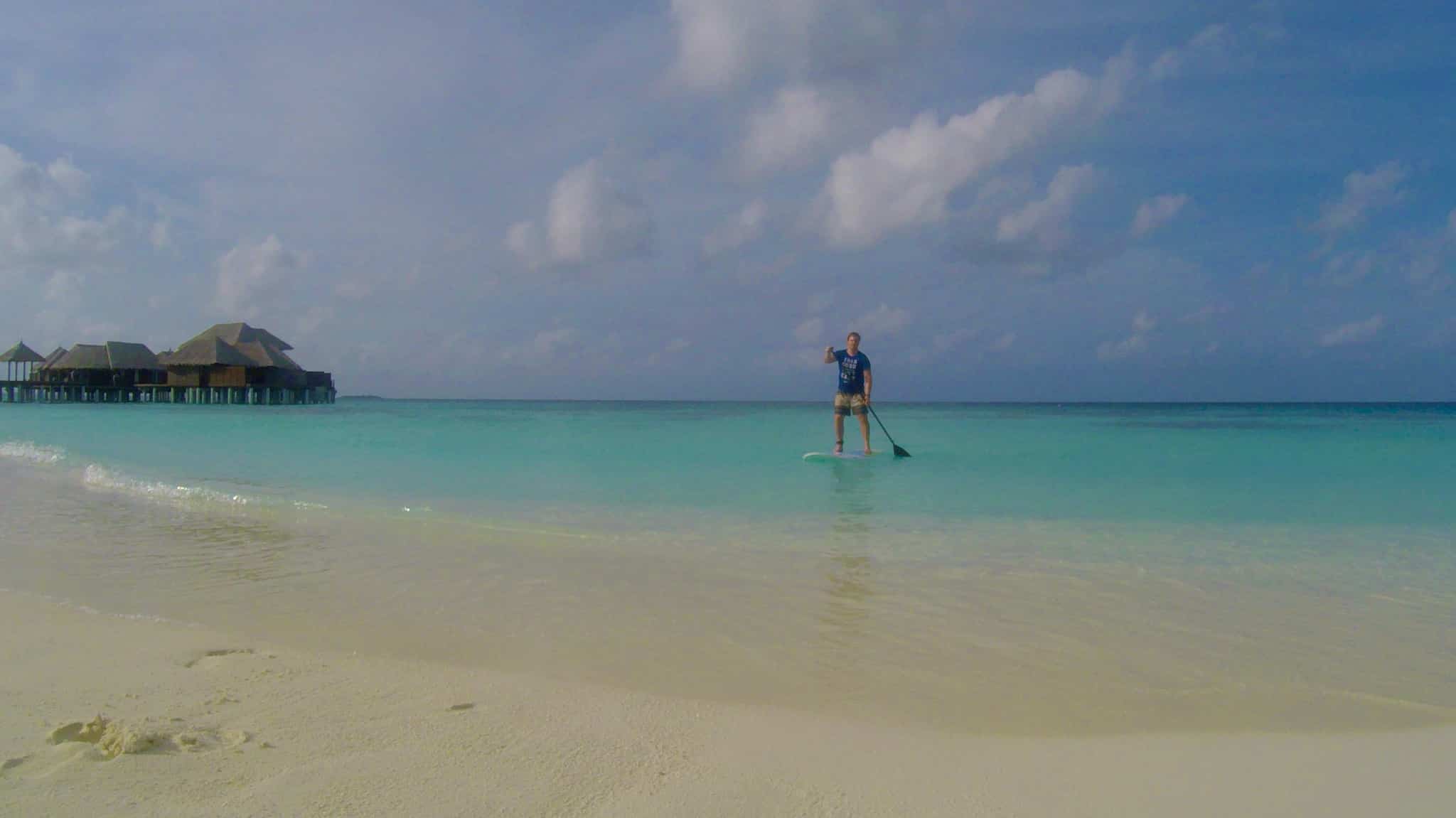 Ich war jeden Tag auf Bodu Hithi mit dem SUP unterwegs – ein ideales Workout im Urlaub. Reisebericht Coco Bodu Hithi Malediven Erfahrungen