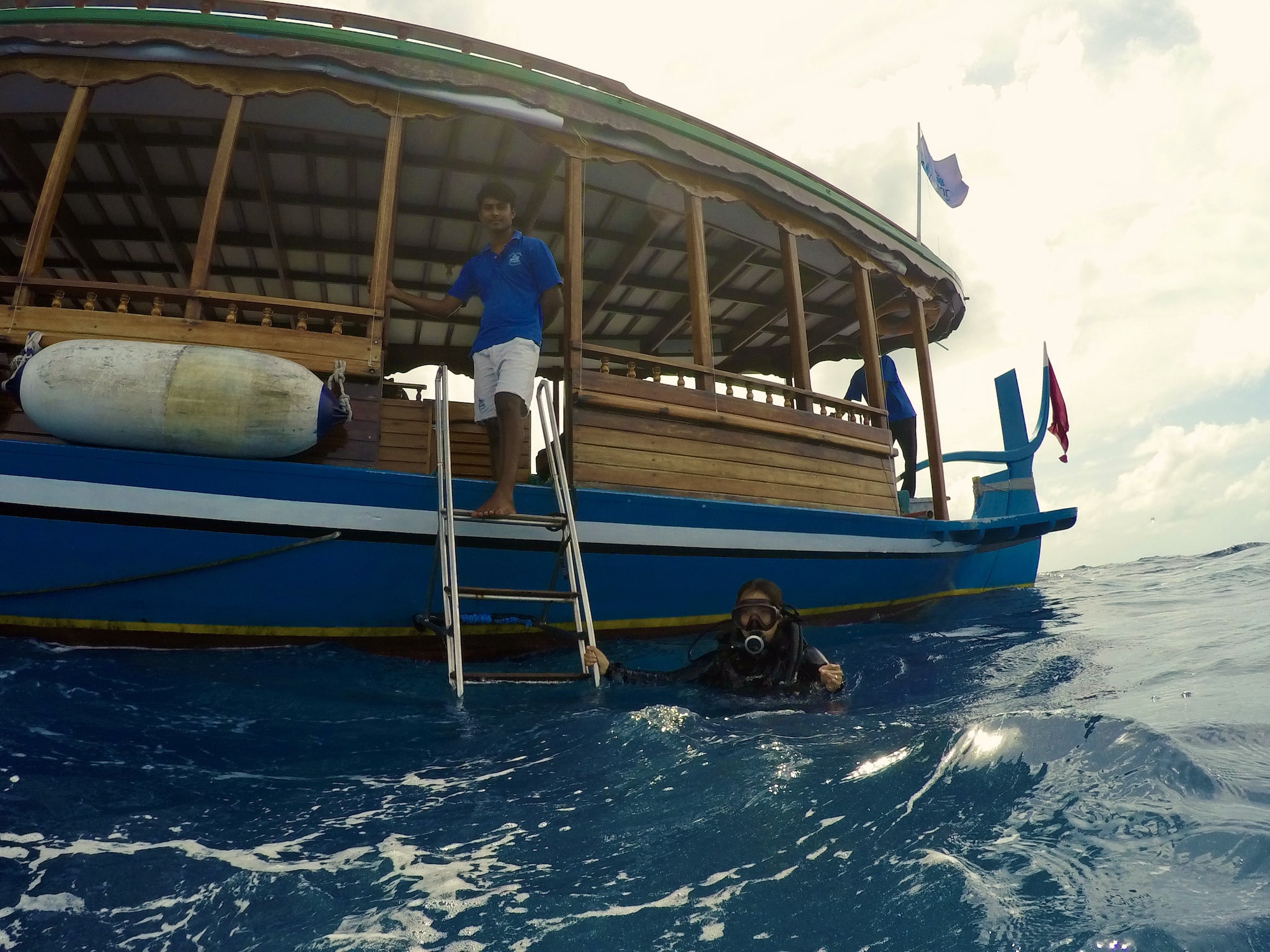 De Dhoni is ideaal als duikboot - hij is wendbaar en er is veel ruimte op de twee dekken. Foto: Sascha Tegtmeyer Reisverslag Coco Bodu Hithi Maldives-ervaringen
