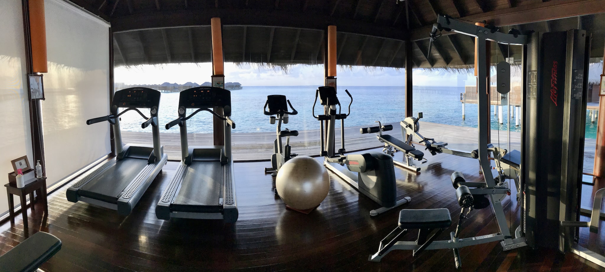 Fitness avec vue sur la mer : Si vous aimez faire du jogging et parcourir de plus longues distances, vous devez forcément aller sur le tapis roulant sur une île des Maldives. Photo: Sascha Tegtmeyer Rapport de voyage Expériences Coco Bodu Hithi Maldives