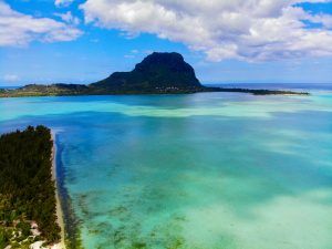 The Ile aux Benitiers lies in the bay in front of the Black River and at the foot of the mountain Le Morne Brabant. © Sascha Tegtmeyer