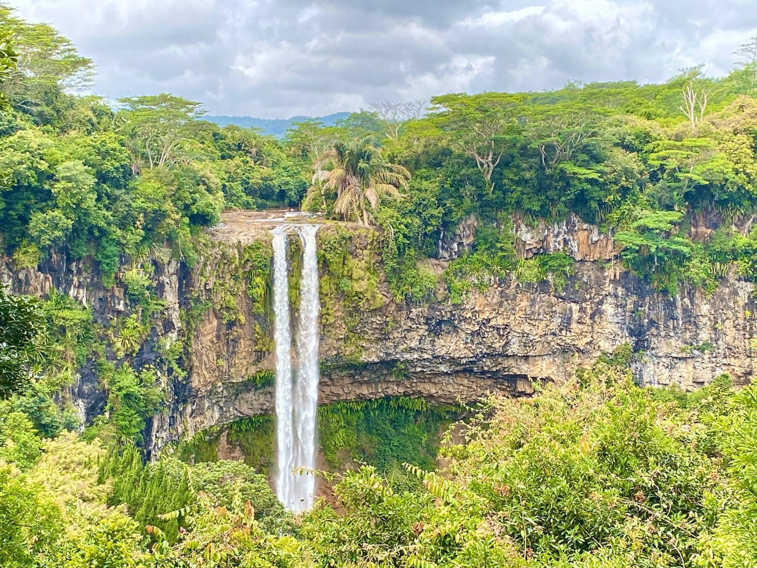Chamarel Waterfall: The pristine jungle and waterfalls in the Black River Gorges National Park are breathtaking. © Sascha Tegtmeyer