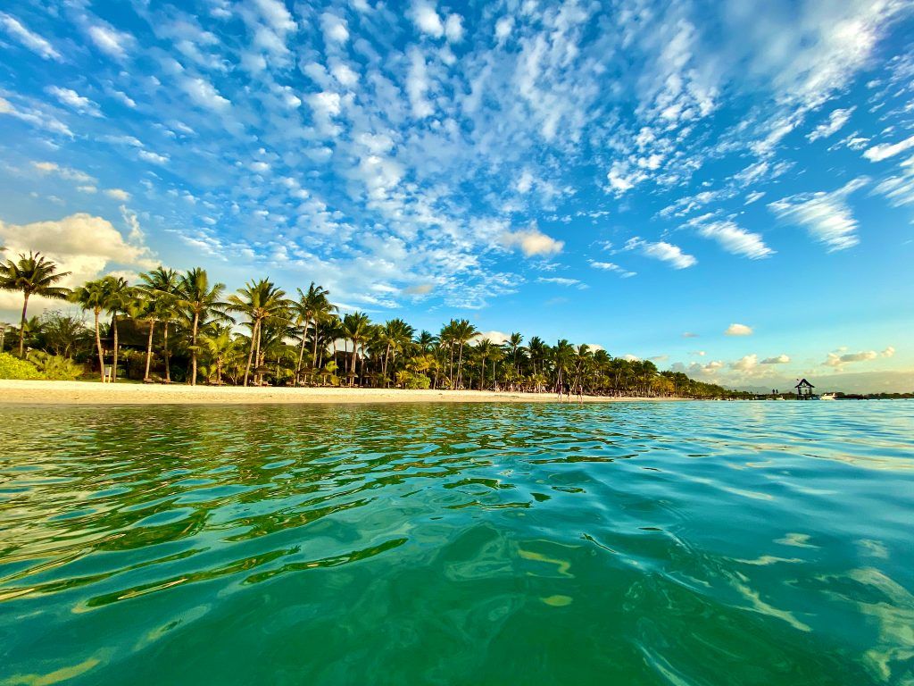 Beste Reisezeit Mauritius: Die meiste Zeit des Jahres hast du auf der Insel leichte Wolken oder gar strahlend blauen Himmel. Foto: Sascha Tegtmeyer