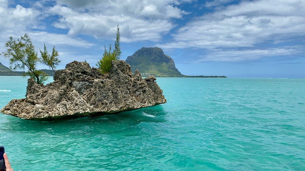 Mauritius - Wo ist es am schönsten? Im Vordergrund: Die berühmte kleine Koralleninsel – im Hintergrund: der Berg Le Morne Brabant, das Wahrzeichen von Mauritius (natürlich abgesehen vom Dodo). Foto: Sascha Tegtmeyer