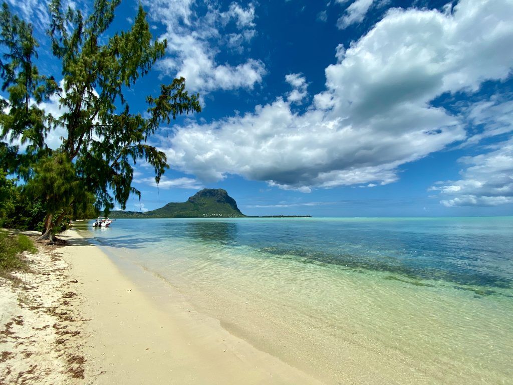 Mauritius – Tipps, Erfahrungen, Reiseberichte Mauritius ist weltweit als eines der schönsten Urlaubsparadiese überhaupt bekannt und gilt als echtes Sehnsuchtsziel für Reisende. Die Insel bietet alles, was anspruchsvolle Urlauber von einem Reiseziel erwarten. Traumhaft schöne Strände, idyllische Buchten, glasklares und türkises Wasser in den Lagunen, Palmen und tropisch-warmes Klima sind einfach ideal, um mal so richtig aus dem Alltag auszubrechen und abzuschalten. 