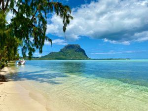 Partout à Maurice, il reste encore des plages de rêve solitaires à découvrir, comme ici sur l’île de Bernitiers qui surplombe la légendaire montagne du Morne. © Sascha Tegtmeyer