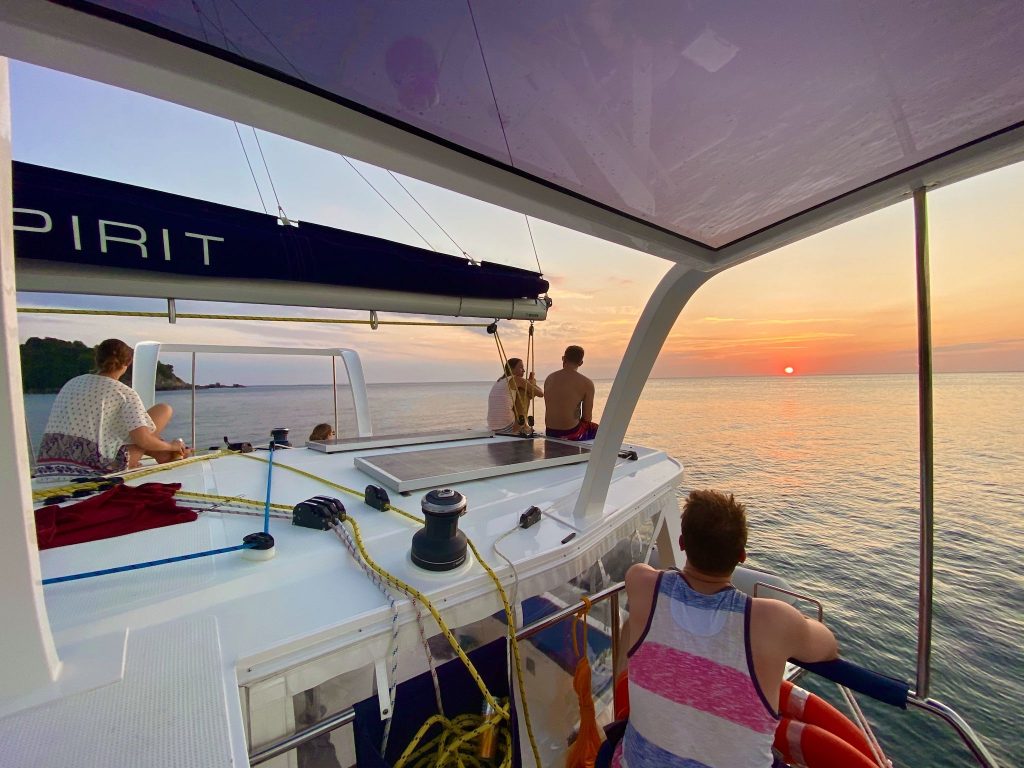 Wenn du dich auf einen Segeltörn in Thailand vorbereitest, ist es wichtig, dass du die richtige Ausrüstung dabei hast. Packliste für einen Segeltörn in Thailand – was du nicht vergessen solltest