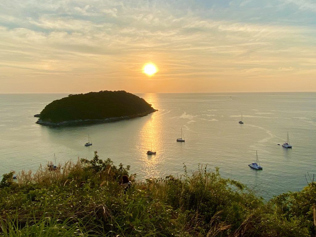 Am südlichen Ende von Phuket befindet sich eine herrliche Bucht mit einer kleinen, vorgelagerten Insel – dort finden sich zum Sonnenuntergang zahlreiche Segelboote ein. Foto: Sascha Tegtmeyer