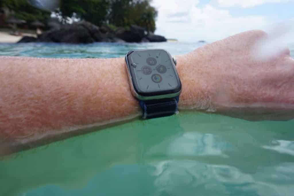 Apple Watch beim Sport und Fitness: Im Schwimm-Training hat man Zeit, zurückgelegte Distanz und Kalorien immer im Blick. Foto: Sascha Tegtmeyer