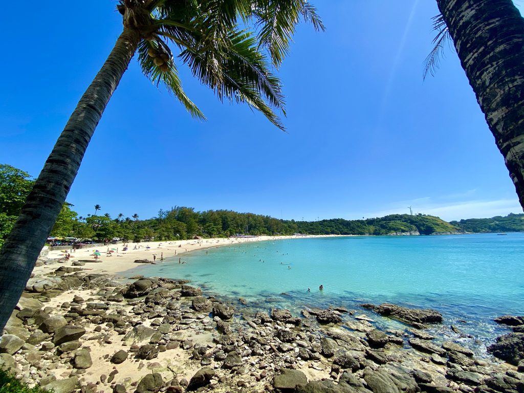 The beach of Nai Harn in the immediate vicinity of the Baan Krating Resort is one of the most beautiful on Phuket. Photo: Sascha Tegtmeyer