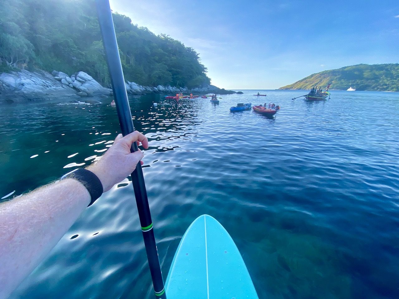 Just paddled to the uninhabited neighboring island: With Stand Up Paddling on Phuket you can discover the island from the water. Photo: Sascha Tegtmeyer