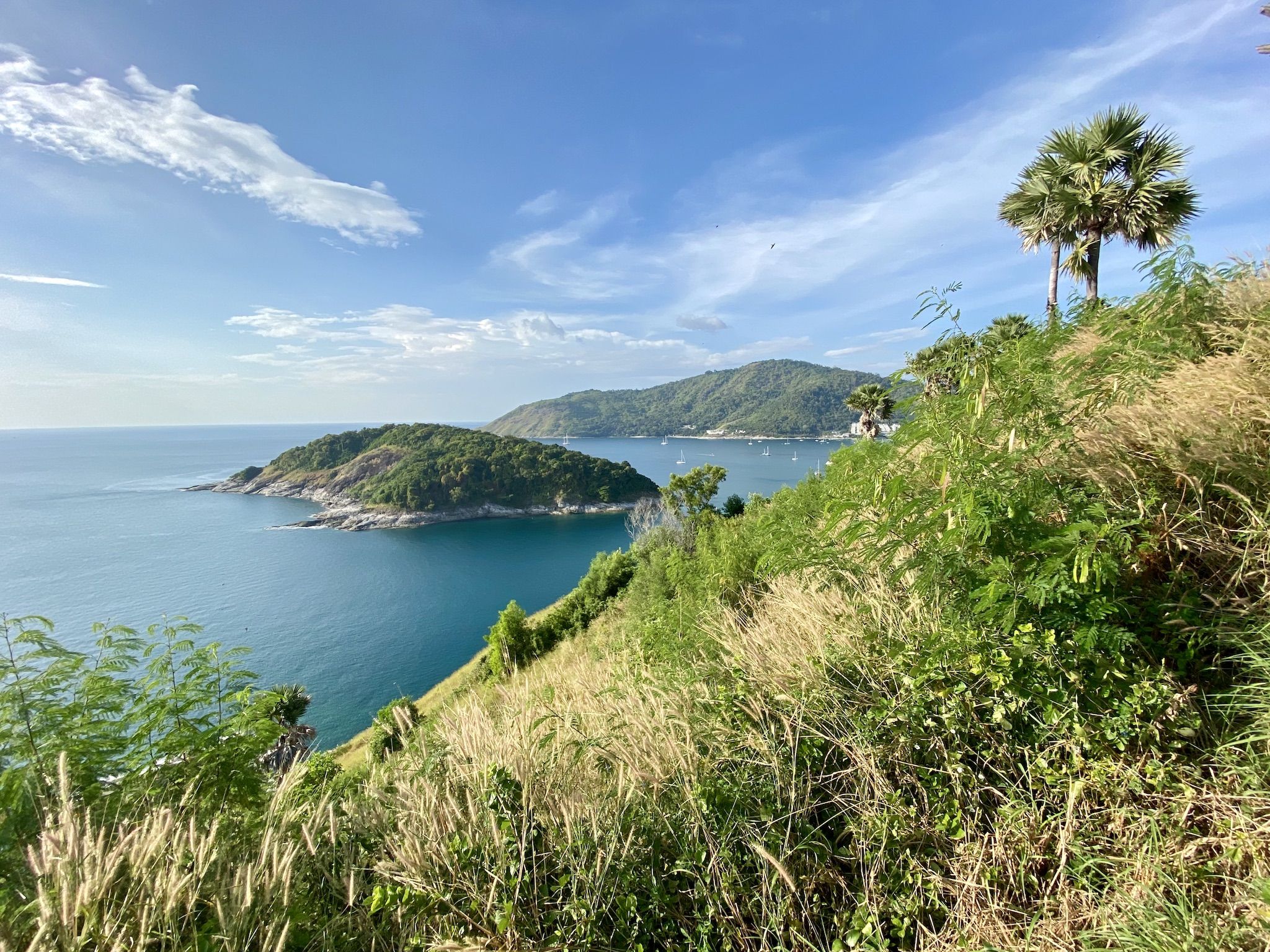 Vista da Promthep Cape verso l'isola a monte, disabitata di Koh Man. Foto: Sascha Tegtmeyer