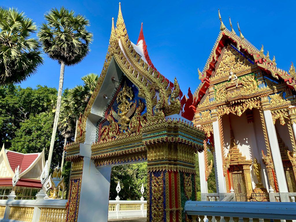 Der Wat Nai Harn ist ebenfalls eine sehr ansehnliche Tempelanlage, die landschaftlich sehr schön gelegen ist. Foto: Sascha Tegtmeyer