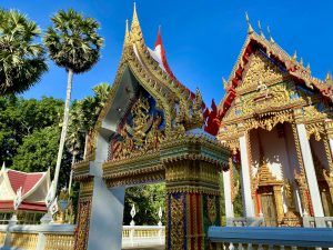 Er zijn zoveel bezienswaardigheden en excursies te bezoeken op Phuket dat je weken nodig hebt om echt veel te zien. Je kunt het eiland verkennen over land op een scooter of vanaf zee met de watertaxi. Een bezoek aan de Grote Boeddha, winkelen in Phuket Town en de indrukwekkende Wat Chalong-tempel lokken u. Wat zijn de must-see bezienswaardigheden op Phuket? In mijn ervaringsverslag heb ik de belangrijkste plekken op het eiland voor je op een rij gezet.