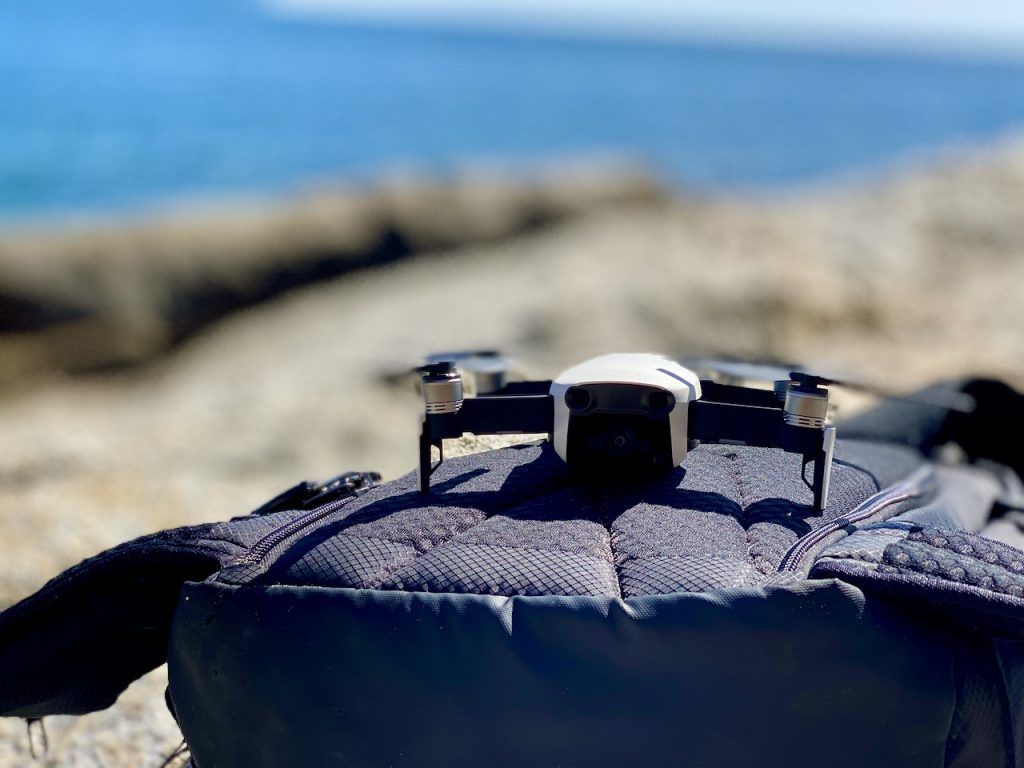 Test Pacsafe Venturesafe X40: non solo utilizzo il mio zaino per trasportare i droni, ma anche su una superficie irregolare come area di partenza. Foto: Sascha Tegtmeyer