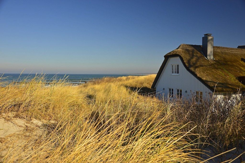 Muchos turistas sueñan con una casa de vacaciones o un apartamento junto al mar, para alquilar o como inversión. Foto: Pixabay