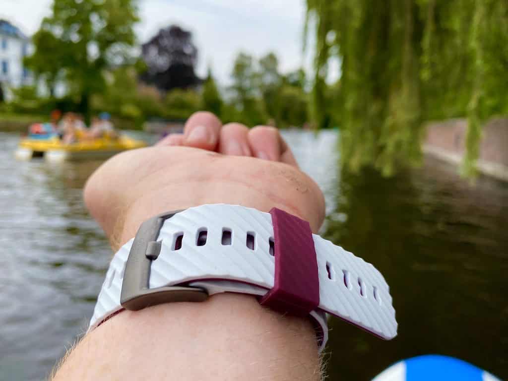 Das Silikonarmband der Suunto 7 sitzt geschmeidig am Handgelenk – optional lassen sich für die Sport-Smartwatch diverse weitere Armbänder kaufen. Foto: Sascha Tegtmeyer