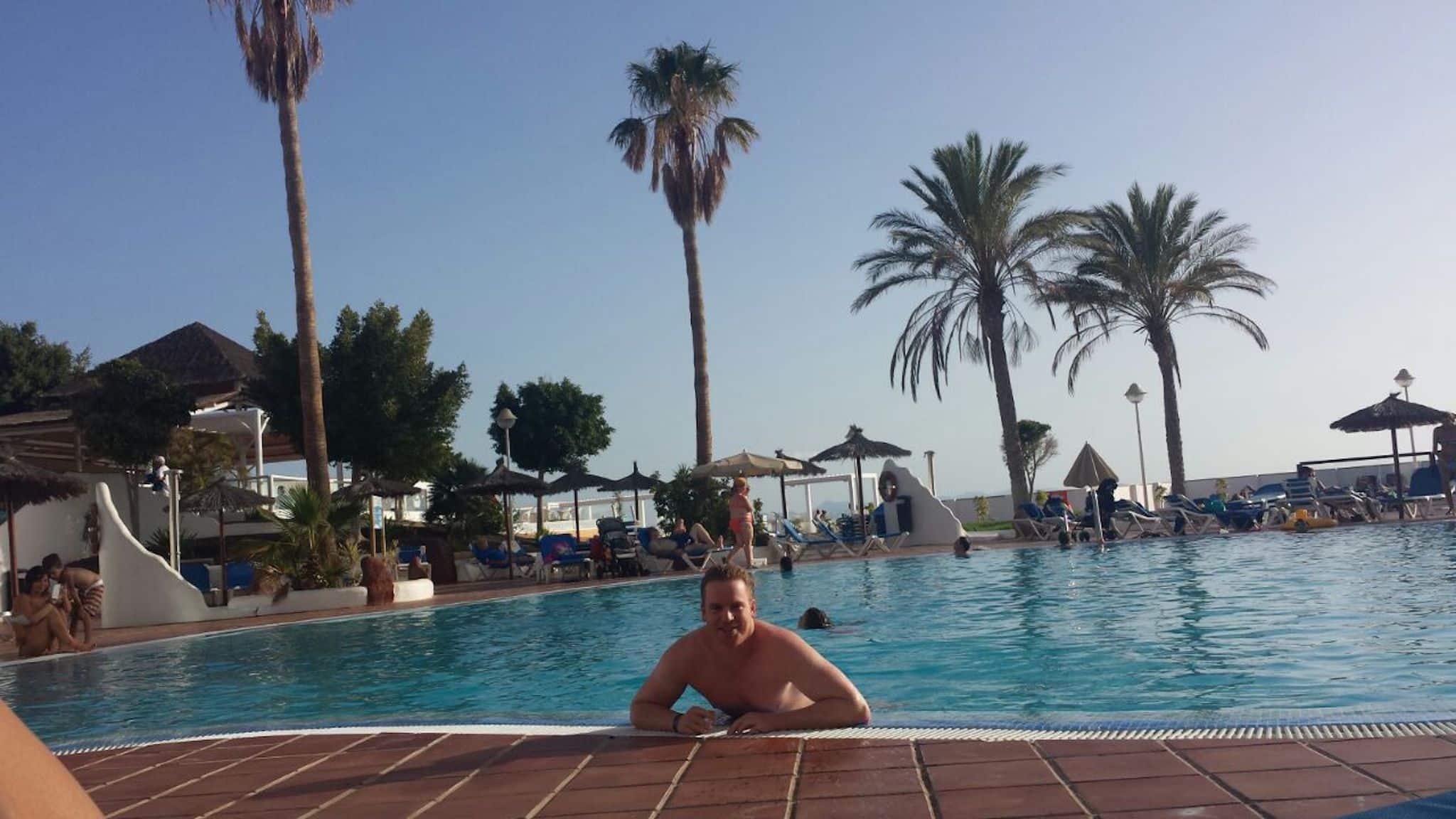 Rejseberetning Lanzarote: Efter ankomsten til Sandos Papagayo Hotel slappede vi først af i poolen.