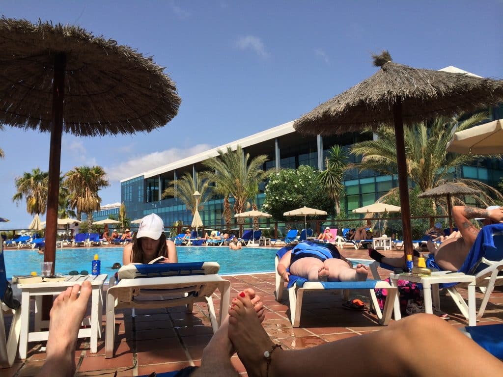 Relaxen am Pool: Das Sandos Papagayo Beach Resort ist eine gute Wahl auf Lanzarote.