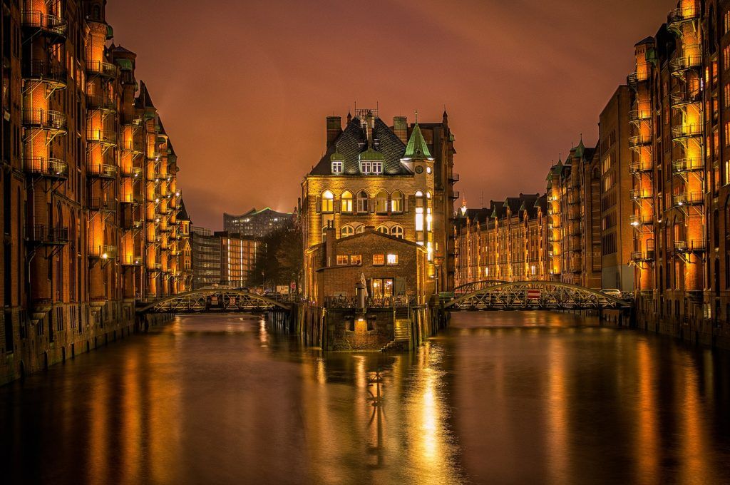 Un paseo por Speicherstadt es una de las visitas obligadas al visitar Hamburgo. Foto: Unsplash