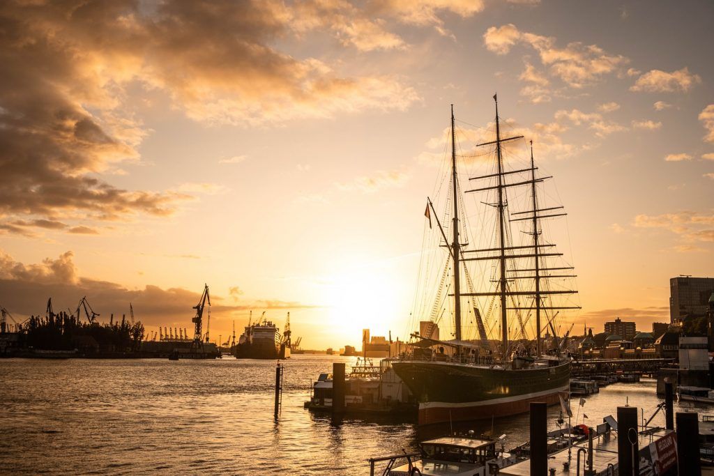 View of the Landungsbrücken and the port of Hamburg: The Hanseatic city in northern Germany is not without reason considered one of the most beautiful cities in the world. Photo: Unsplash
