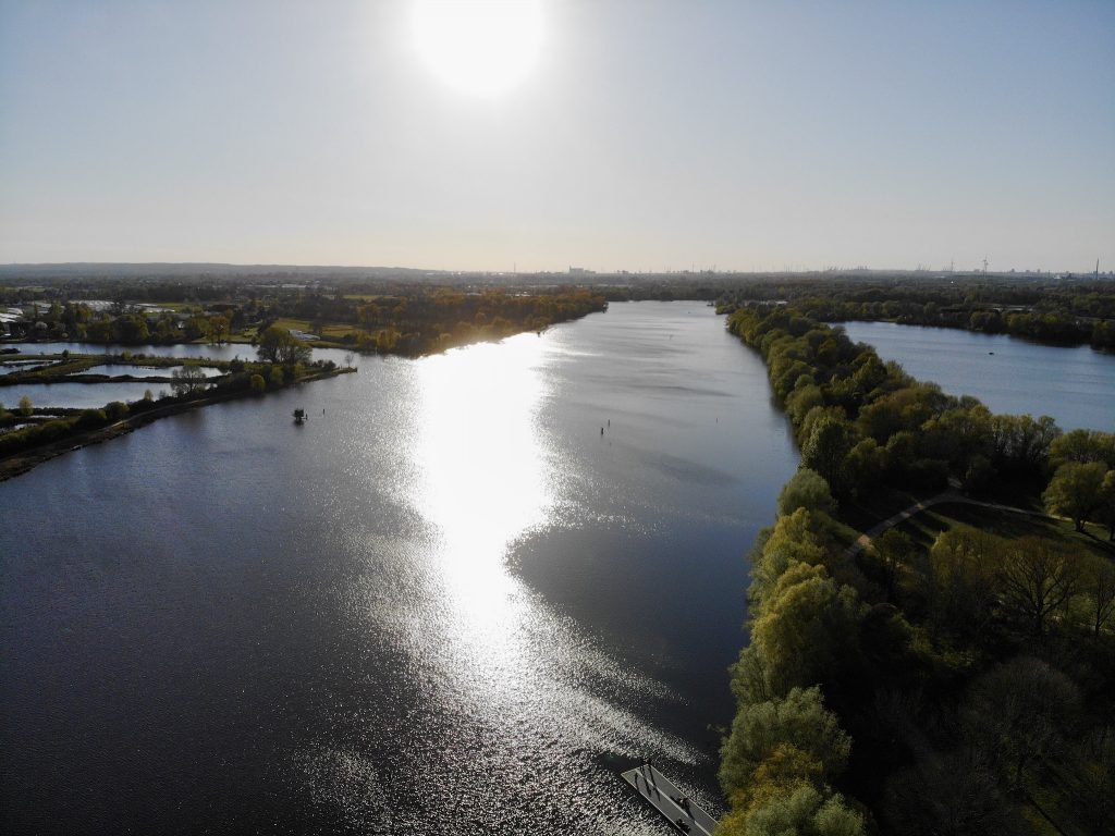 At the level of the regatta course, the Gose Elbe branches off from the Dove Elbe (top left). Photo: Sascha Tegtmeyer