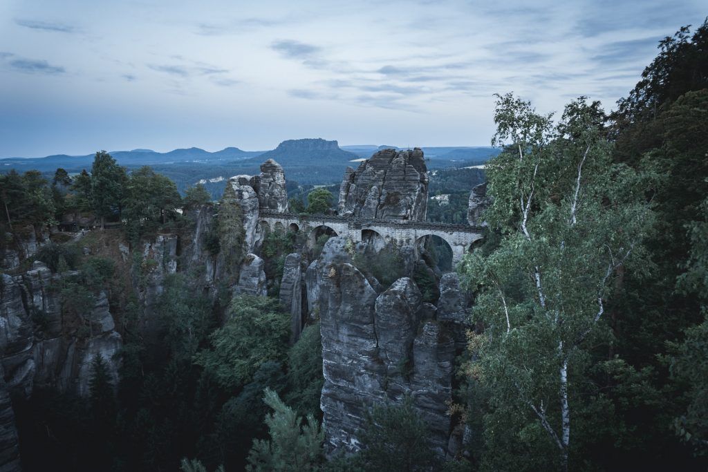 Le pont Bastei près de Rathen est le symbole des montagnes de grès de l'Elbe et de la Suisse saxonne.