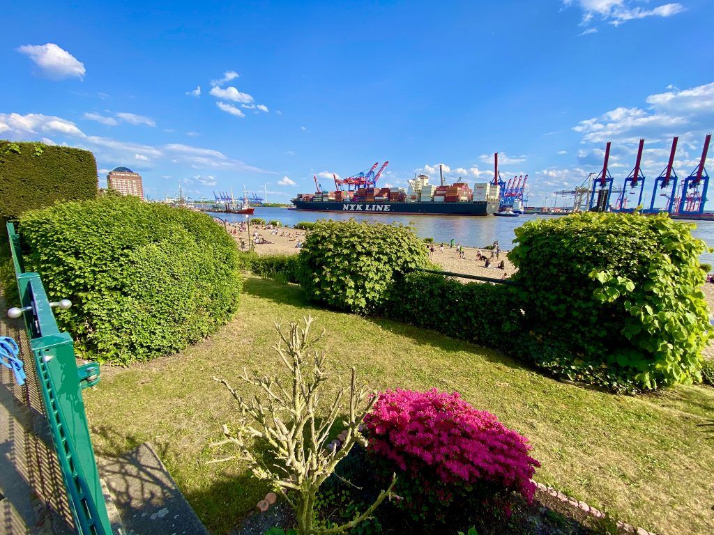 With a view of the harbor: jogging on the Elbe beach in Övelgönne. Photo: Sascha Tegtmeyer