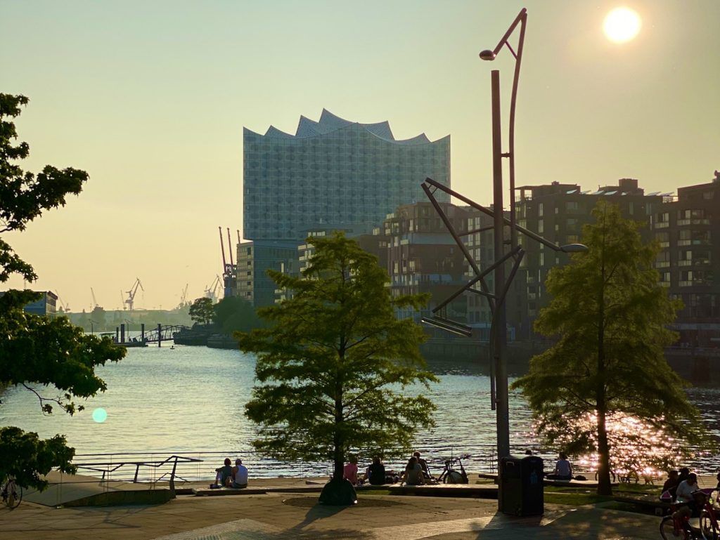 Loop door de haven vanuit Hafen City - en strek je vervolgens uit op de Marco Polo-terrassen. Foto: Sascha Tegtmeyer