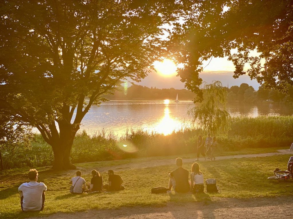 Si vous faites du jogging le long de l'Alster le soir, vous pourrez profiter d'un magnifique coucher de soleil. Photo : Sascha Tegtmeyer Hambourg, la perle polyvalente du nord, offre une variété impressionnante de parcours de course de première classe qui offrent la variété nécessaire à l'entraînement. Les itinéraires ne conviennent pas seulement au jogging et à la course, mais aussi à la marche. À de nombreux endroits le long du parcours, vous trouverez des stations de fitness bien équipées où vous pourrez compléter votre entraînement de course avec des exercices de force et d'endurance ciblés tels que des tractions ou un entraînement des muscles abdominaux. Ainsi, vous pouvez combiner de manière optimale votre course avec un entraînement efficace de tout le corps. Afin de vous faciliter la tâche pour trouver votre chemin et choisir les meilleurs itinéraires de course à pied à Hambourg, je voudrais vous présenter ci-dessous quelques-uns des itinéraires les plus importants et les plus beaux. Cela vous donne un aperçu complet et une source d'inspiration pour votre expérience de course très personnelle dans la ville hanséatique.