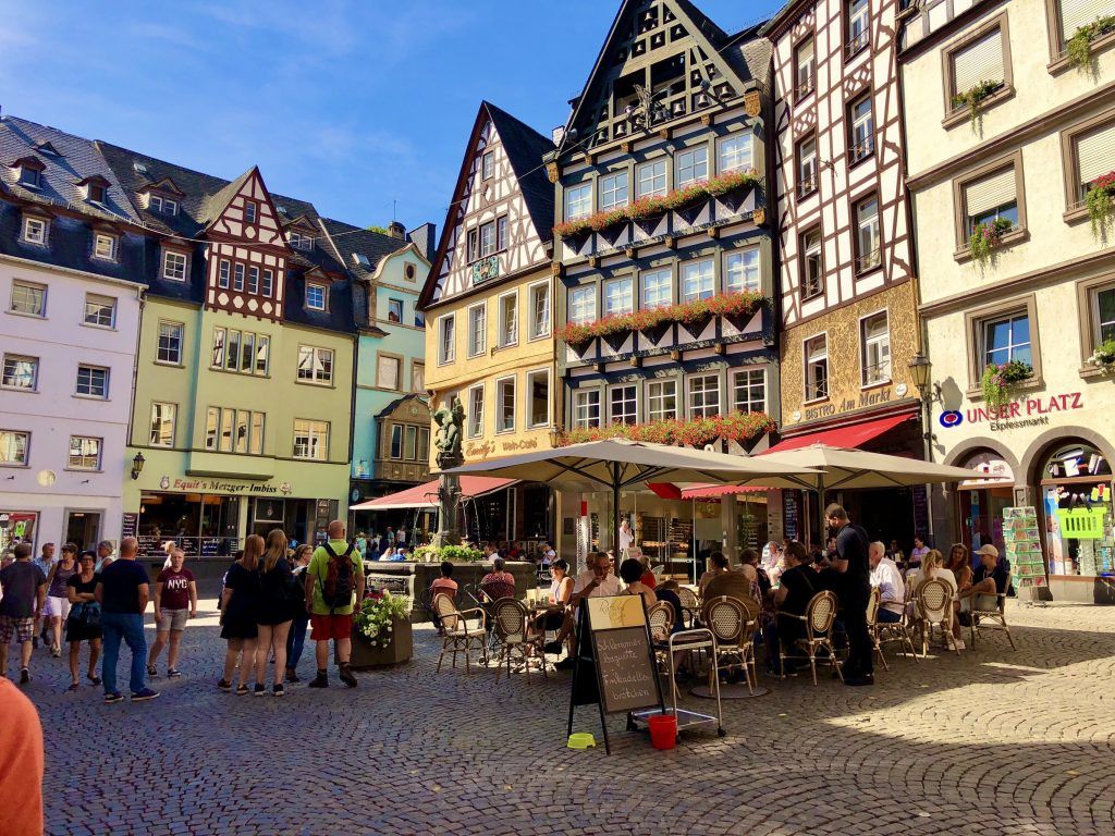 Sit comfortably in the café and enjoy life - there are many restaurants, cafés and wine bars in Cochem. Photo: Sascha Tegtmeyer