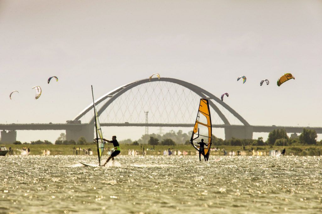 The Fehmarn Sound often offers ideal conditions for surfing and kiting. Photo: Thies Rätzke / Tourismus-Service Fehmarn