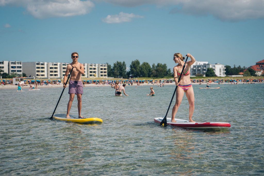 Travel report Fehmarn: You can of course also take a SUP on the Baltic Sea on many beaches. Photo: Dirk Moeller / Tourismus-Service Fehmarn