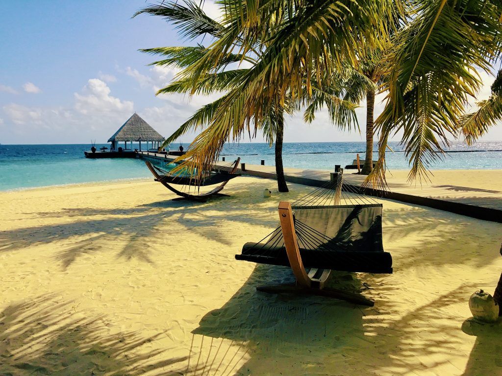Schönheit liegt ja bekanntlich im Auge des Betrachters – und an einem so paradiesischen Ort wie den Malediven gibt es unglaublich viele schöne Hotels und Resorts, die du zum Teil sogar recht günstig buchen kannst. Insgesamt gibt es über 100 Inseln mit Hotels (Resortinseln) auf den Malediven. Das besondere an den Malediven ist, dass die Resortinseln ja sehr klein sind. Das bedeutet entsprechend, dass es immer nur eine Hotelanlage auf einer Insel gibt – und die sich mit Strandvillen und Villen auf dem Wasser meistens über das gesamte Eiland erstreckt. Das ist schon eine kleine Besonderheit – zumal man als Gast in der Regel seine eigene Villa hat, die man nicht mit anderen teilen muss. Alle haben ihre Stärken und Schwächen. 