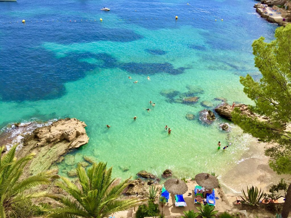 Cala Fornells auf Mallorca: Die Bucht gehört mit Sicherheit zu den schönsten am Mittelmeer, ist im Sommer jedoch auch gerappelt voll. Foto: Sascha Tegtmeyer