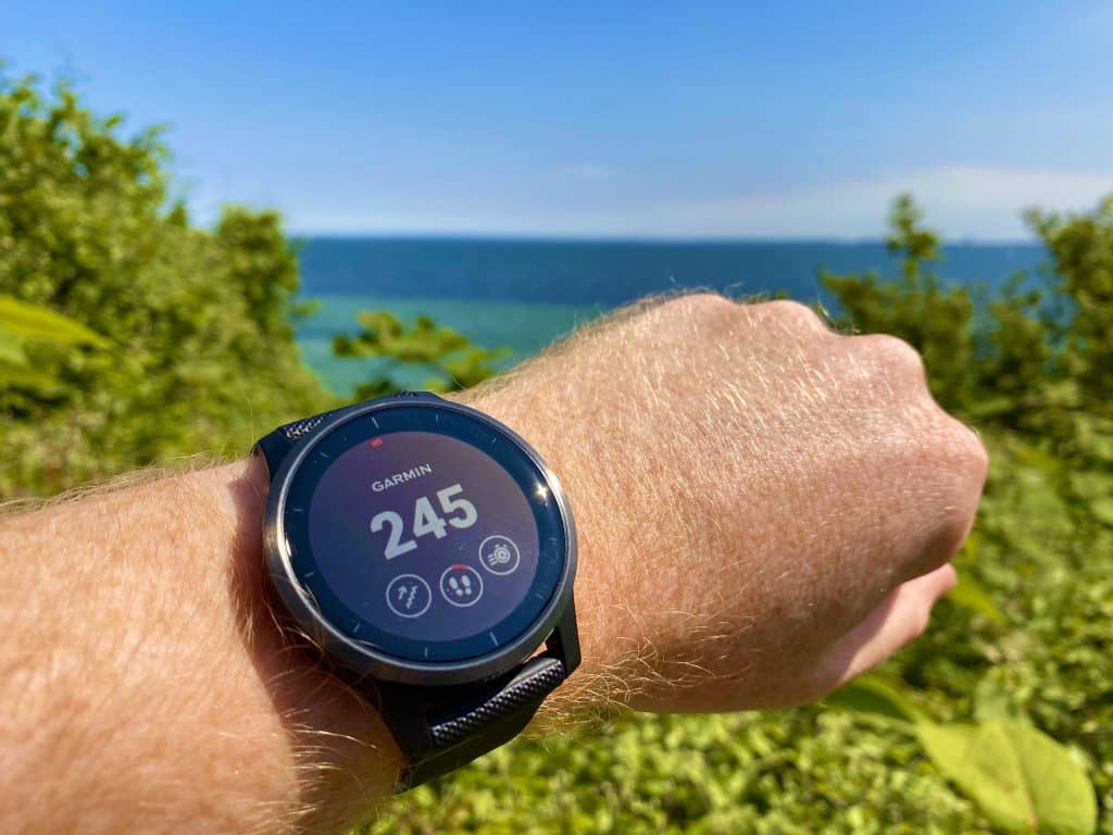 We checked the fitness smartwatch extensively in our Garmin vivoactive 4 test. What are the specifications of the sports watch? Who is the timepiece suitable for? What strengths and weaknesses does it have? All important information for you at a glance. Photo: Sascha Tegtmeyer